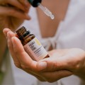 pol_pl_C-YOUR-BLOOM-Rozswietlajace-serum-z-witamina-C-15-ml-701_3.jpg