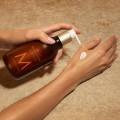 Moroccanoil-Body-Lotion-nawilzajacy-lekki-balsam-do-ciala-360ml--Ambre-Noir-sposob-uzycia-balsamu-do-ciala.jpg