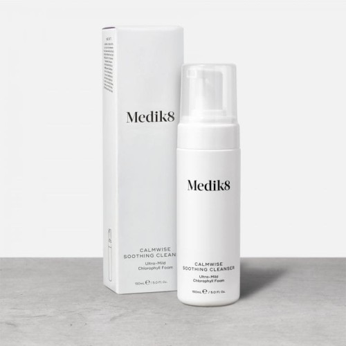 Medik8 Calmwise Soothing Cleanser Łagodna pianka chlorofilowa 150 ml..jpg