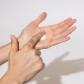 3soothinglotionhands-min_2000x2000.webp