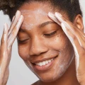 Daily-Microfoliant_Step3_Apply.webp