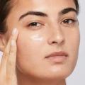 Stress-Positive-Eye-Lift_Step2_RubIn (1).webp