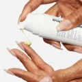 dynamic-skin-retinol-serum_model-dispense.webp