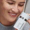 powerbright-overnight-cream-model.webp